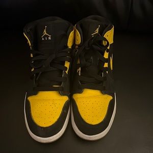 Mid Jordan 1s size 7Y (big kids)